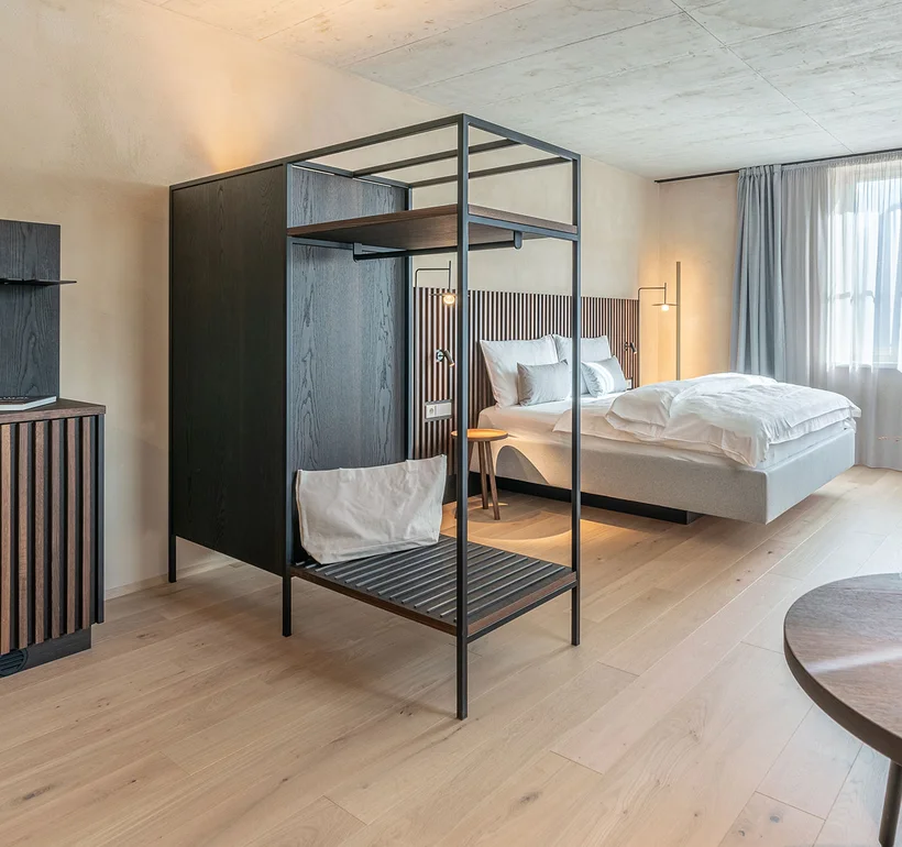 Suite II Minerva: Wohnbereich mit Himmelbett – Suite im Ansitz Romani in Tramin, Südtirol