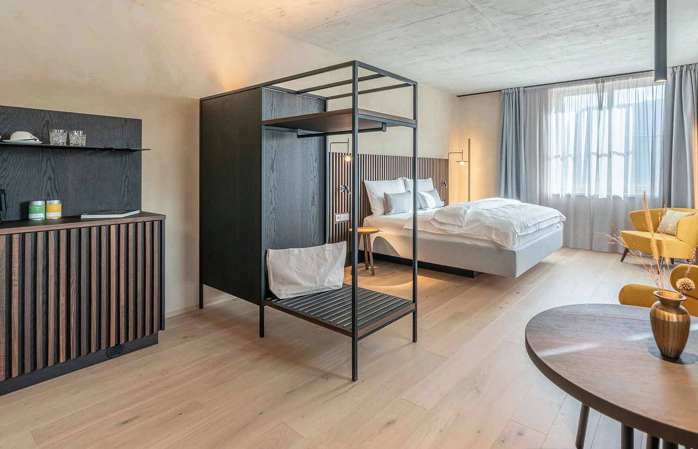 Suite II Minerva: Wohnbereich mit Himmelbett – Suite im Ansitz Romani in Tramin, Südtirol