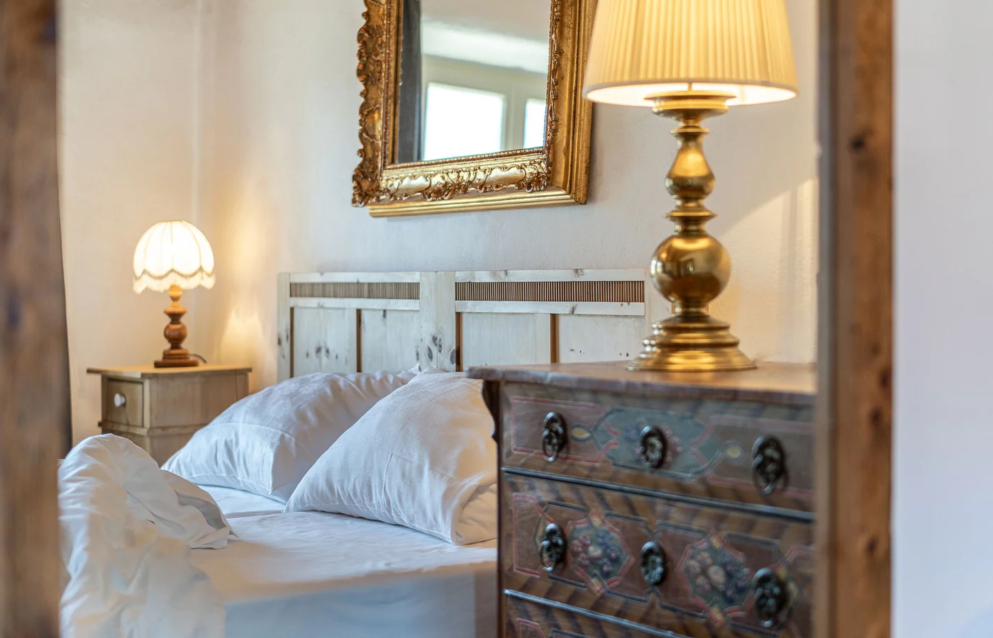 Appartement IX Apollo: Bett mit antiker Kommode – Ansitz Romani in Tramin, Südtirol