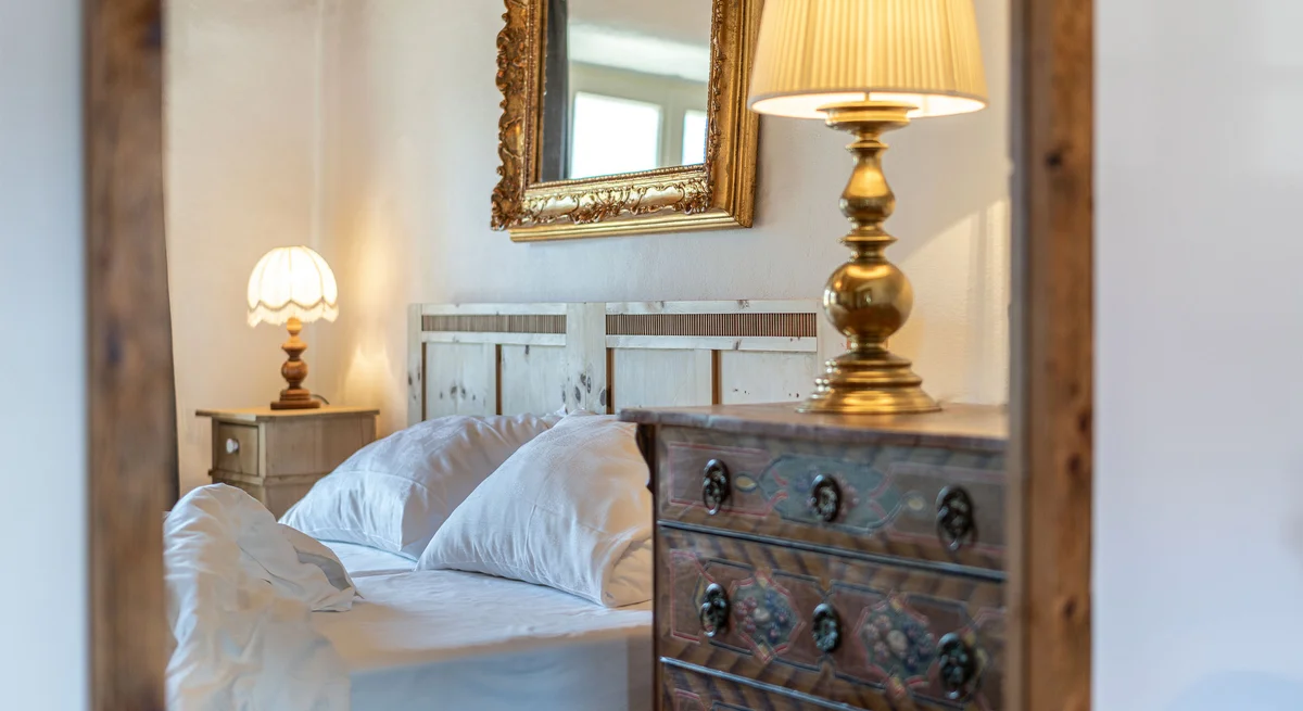 Appartement IX Apollo: Bett mit antiker Kommode – Ansitz Romani in Tramin, Südtirol