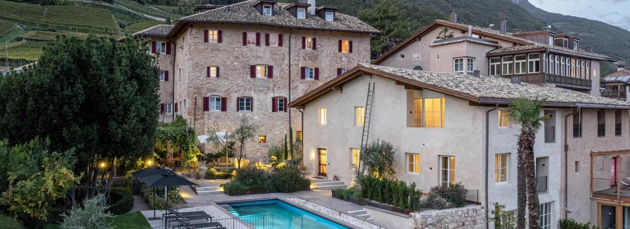 Drohnenaufnahme des Ansitz Romani in Tramin mit Bio-Pool – Hotel in Südtirol