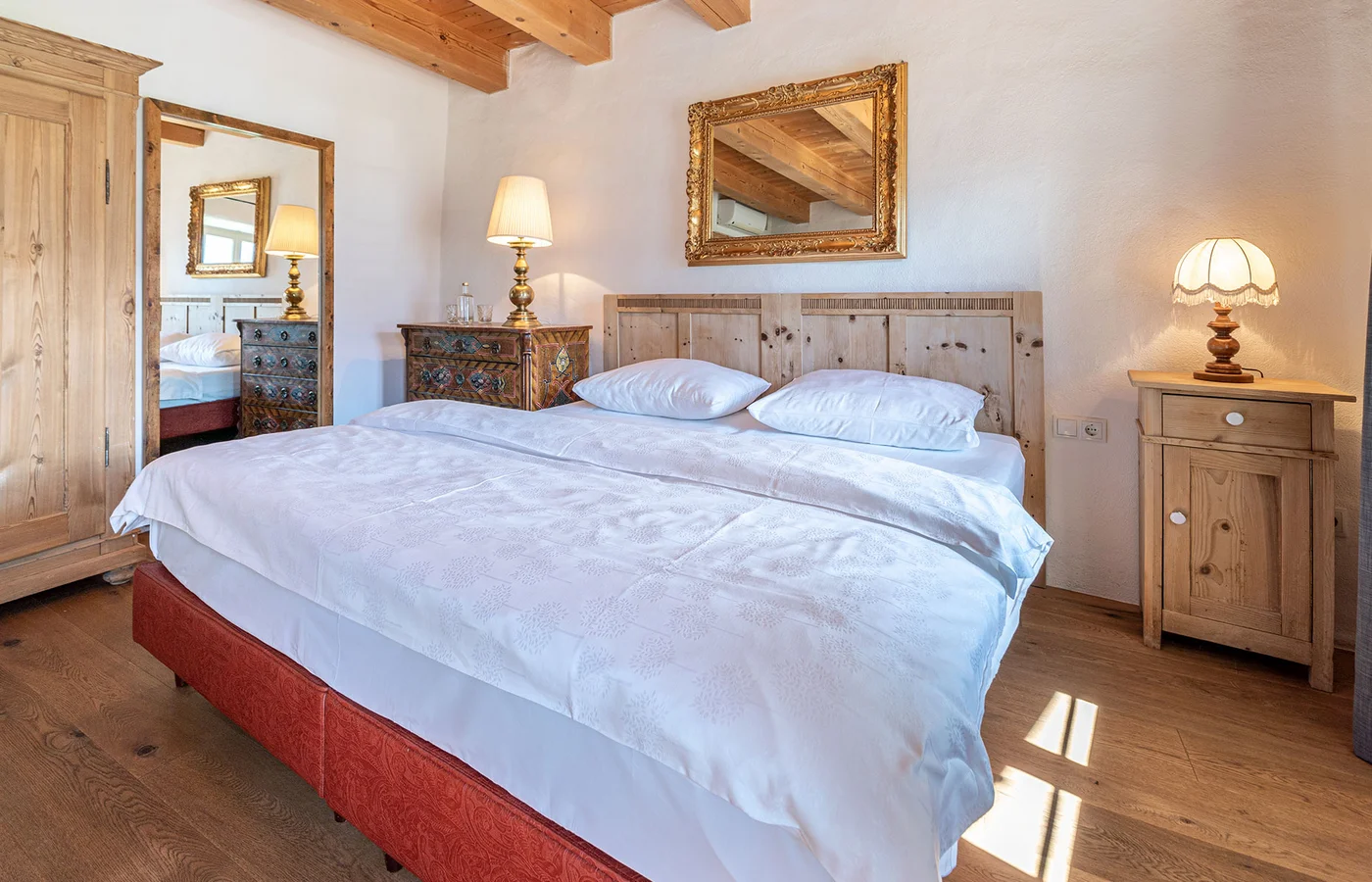 Appartement IX Apollo: Schlafzimmer mit Spiegel – Appartement im Ansitz Romani, Tramin