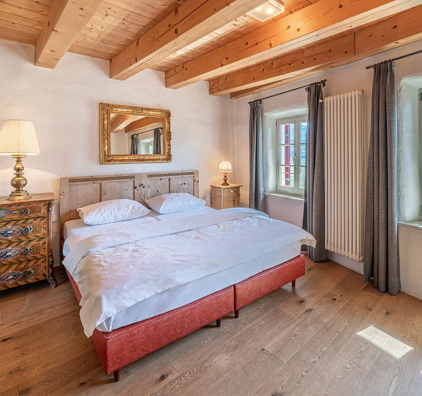 Appartement IX Apollo im Ansitz Romani: Schlafzimmer mit Holzbalkendecke – Tramin, Südtirol