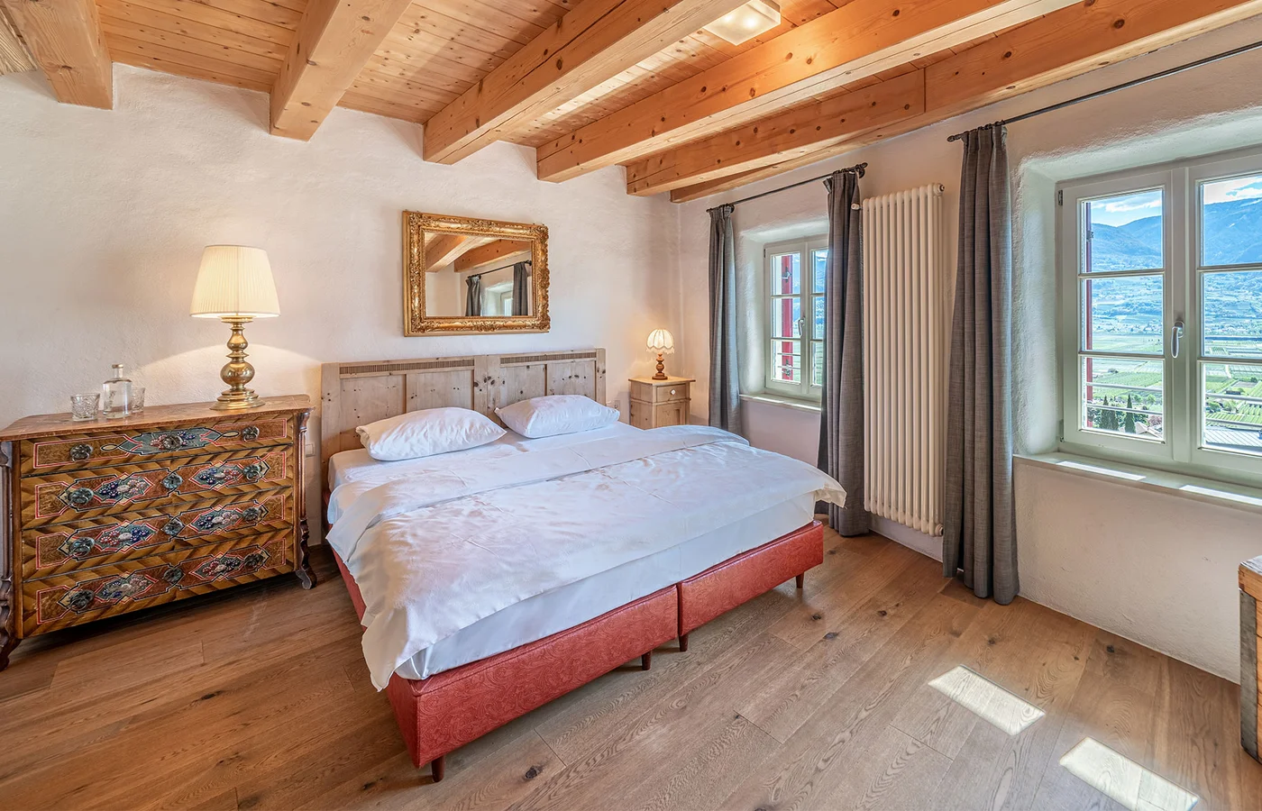 Appartement IX Apollo im Ansitz Romani: Schlafzimmer mit Holzbalkendecke – Tramin, Südtirol