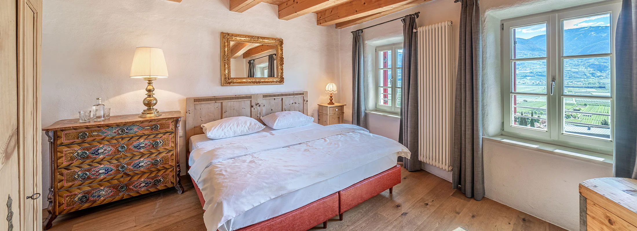 Appartement IX Apollo im Ansitz Romani: Schlafzimmer mit Holzbalkendecke – Tramin, Südtirol