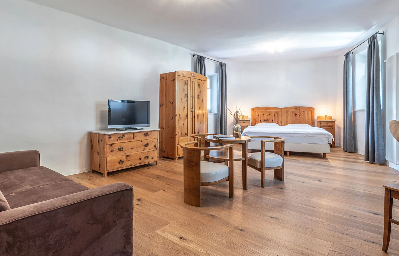 Appartement VI Herakles im Ansitz Romani: Wohn- und Schlafraum mit Sofa – Tramin, Südtirol