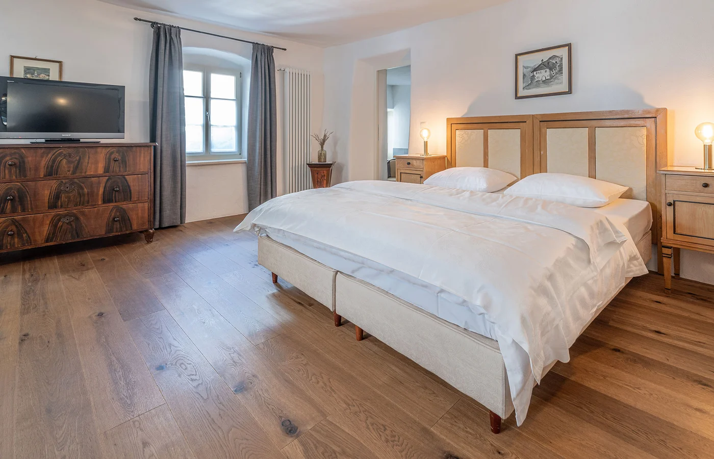 Zimmer VII Fortuna: Doppelbett mit Kommode und TV – Ansitz Romani in Tramin, Südtirol
