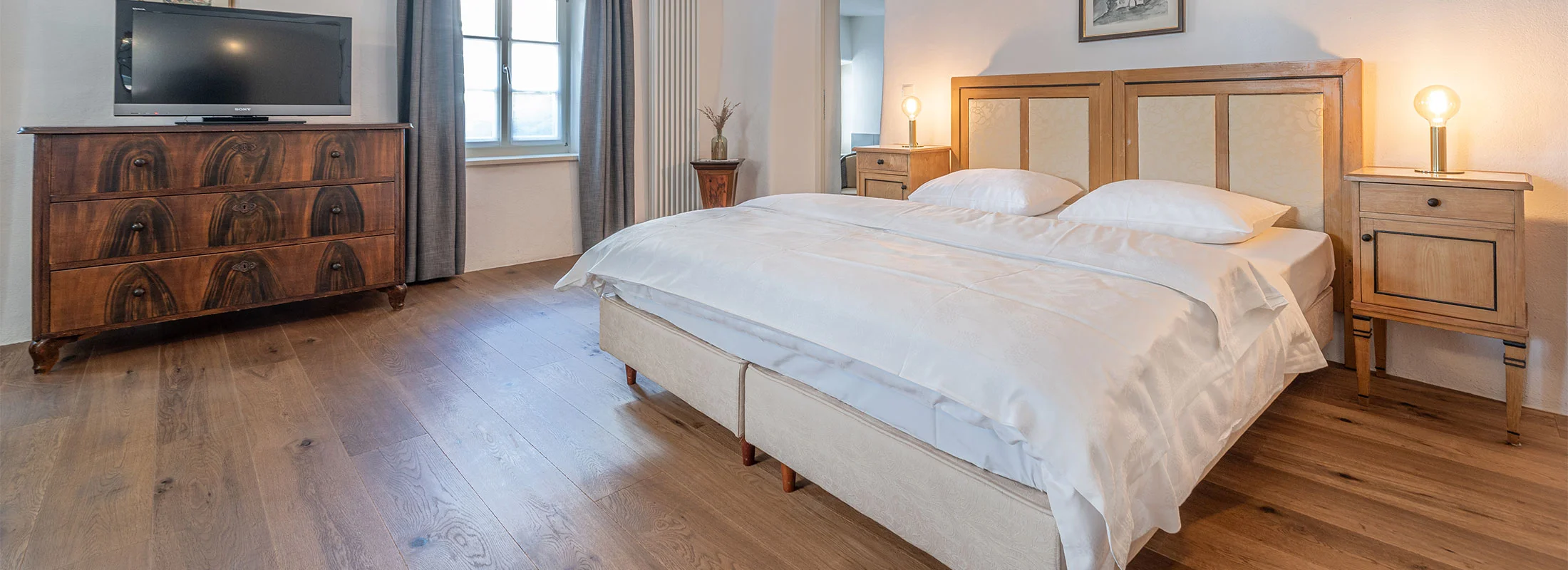 Zimmer VII Fortuna: Doppelbett mit Kommode und TV – Ansitz Romani in Tramin, Südtirol