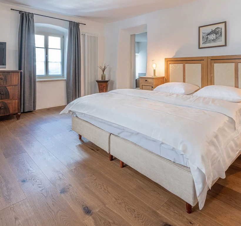 Zimmer VII Fortuna: Doppelbett mit Kommode und TV – Ansitz Romani in Tramin, Südtirol