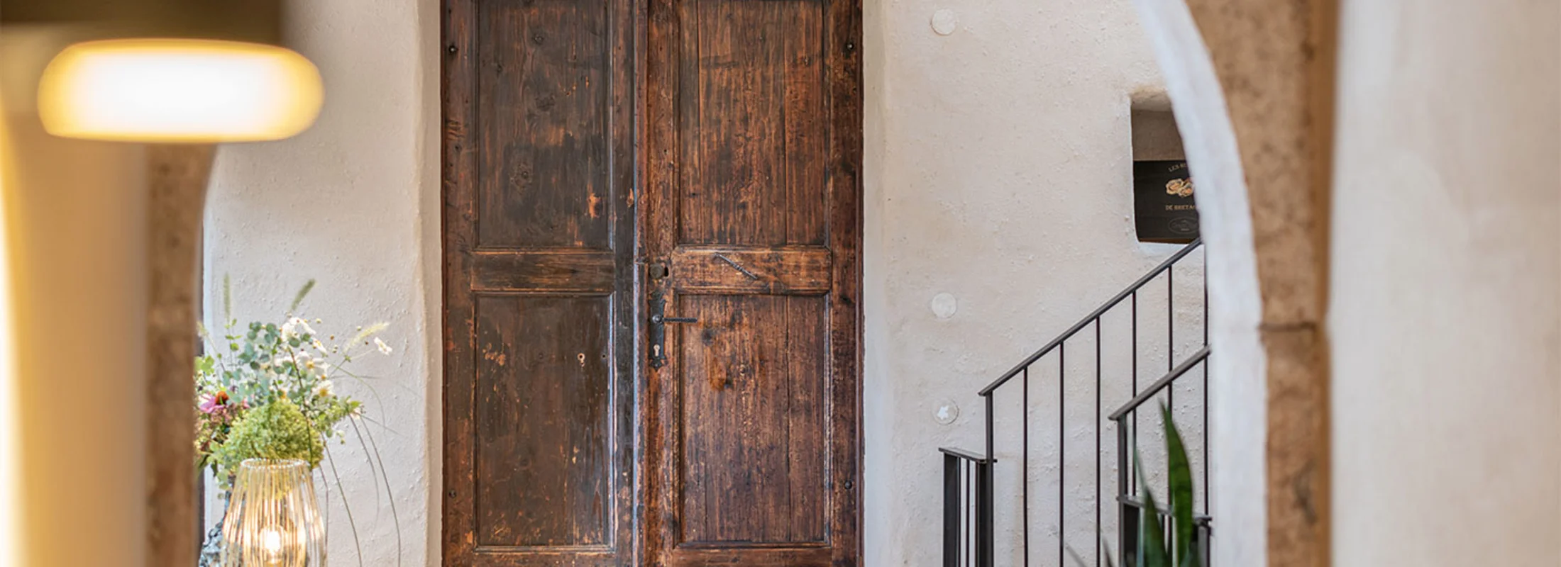 Historische Holztür mit Laterne im Ansitz Romani – Hotel in Tramin, Südtirol