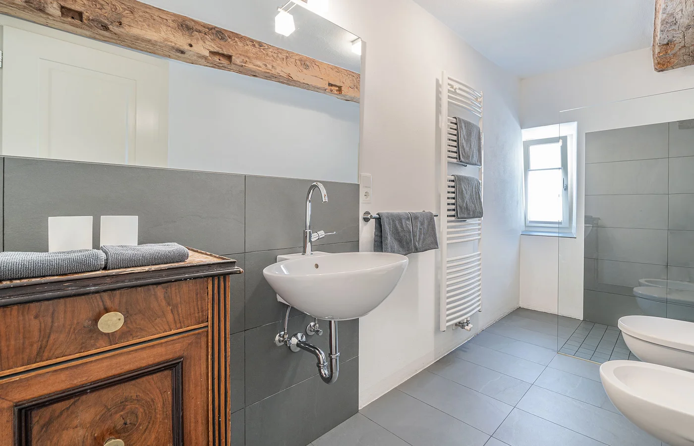 Appartement IV Apollo: Badezimmer mit Waschbecken und Holzkommode – Ansitz Romani, Tramin
