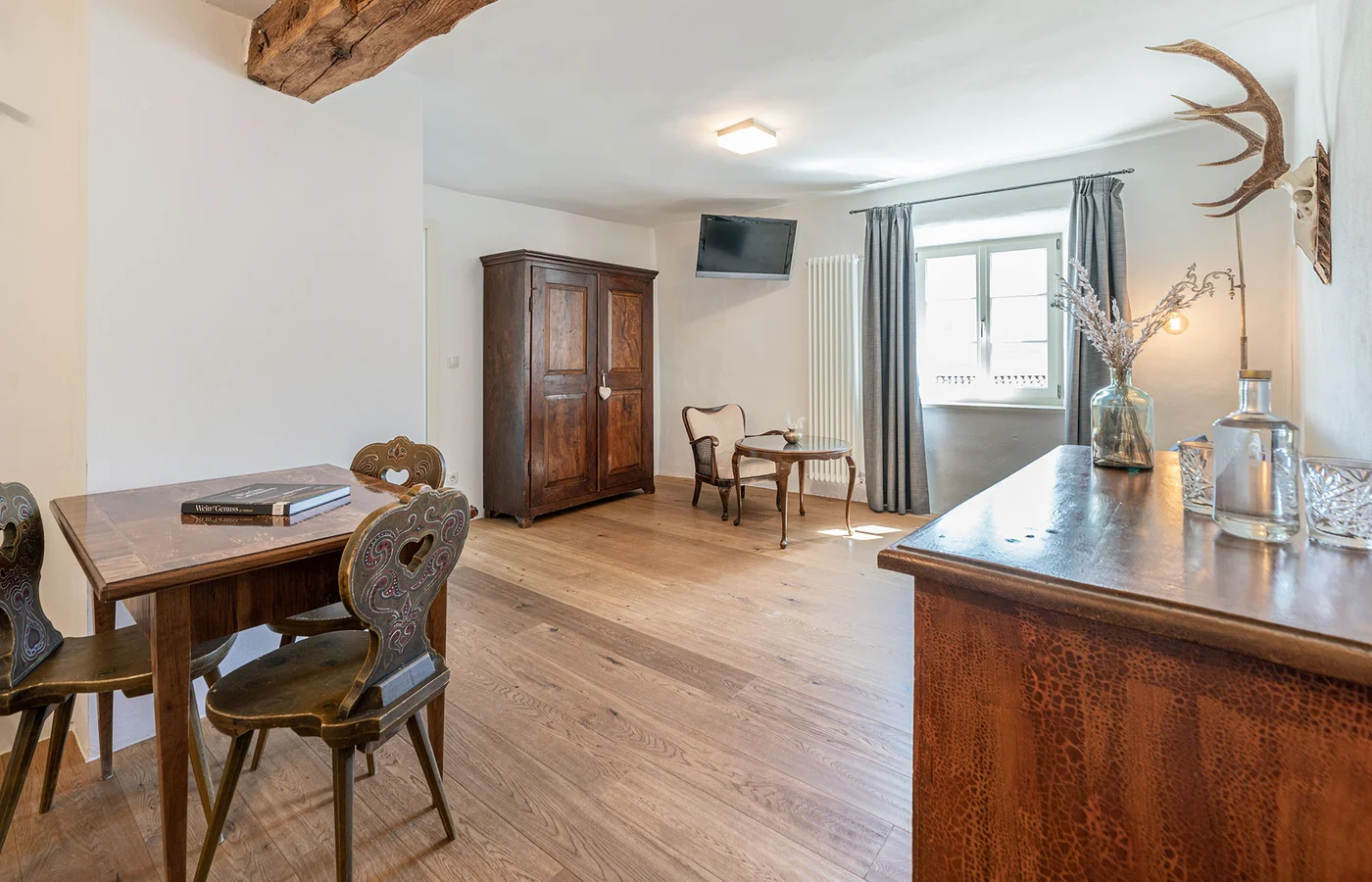 Appartement IV Apollo: Esstisch unter der Holzbalkendecke – Ansitz Romani in Tramin, Südtirol