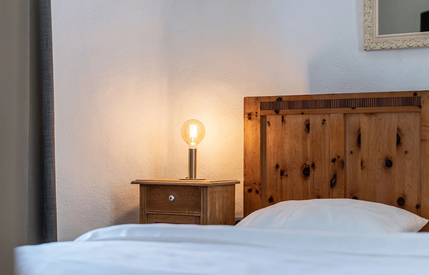 Appartement X Herakles: Schlafzimmer mit Doppelbett – Ansitz Romani in Tramin, Südtirol
