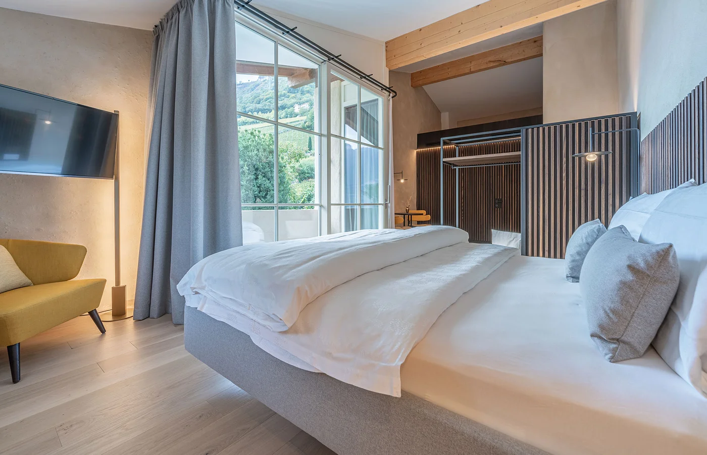 Suite IV Minerva im Ansitz Romani: Schlafzimmer mit Sessel – Suite in Tramin, Südtirol