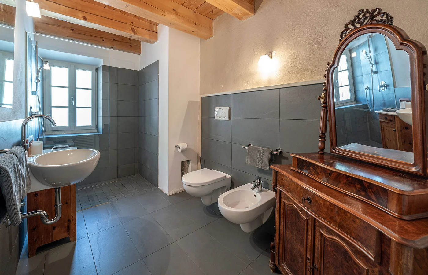 Appartement X Herakles: Badezimmer mit verziertem Spiegel – Ansitz Romani in Tramin, Südtirol