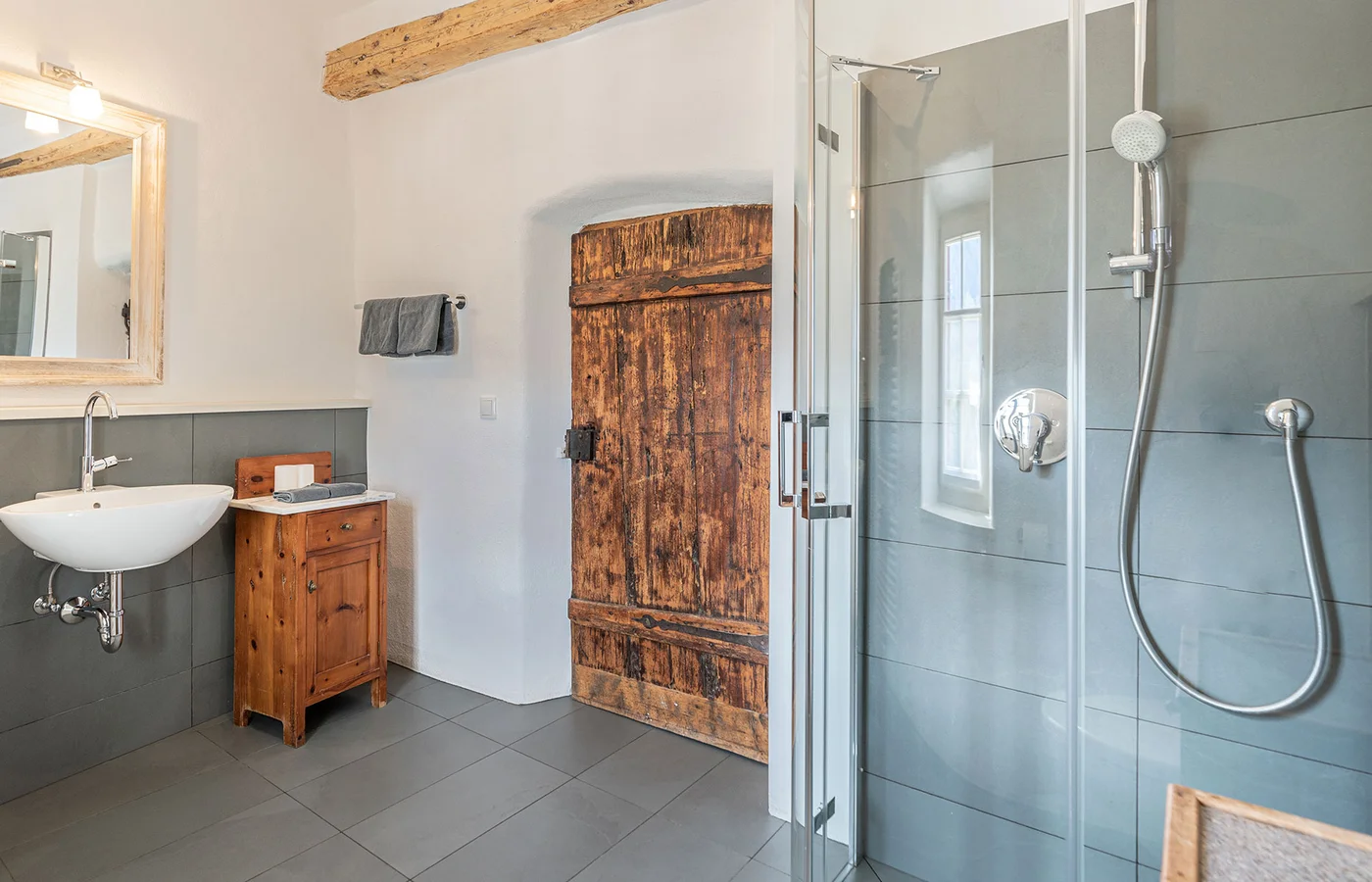 Appartement V Apollo: Badezimmer mit Dusche und Waschbecken – Ansitz Romani in Tramin
