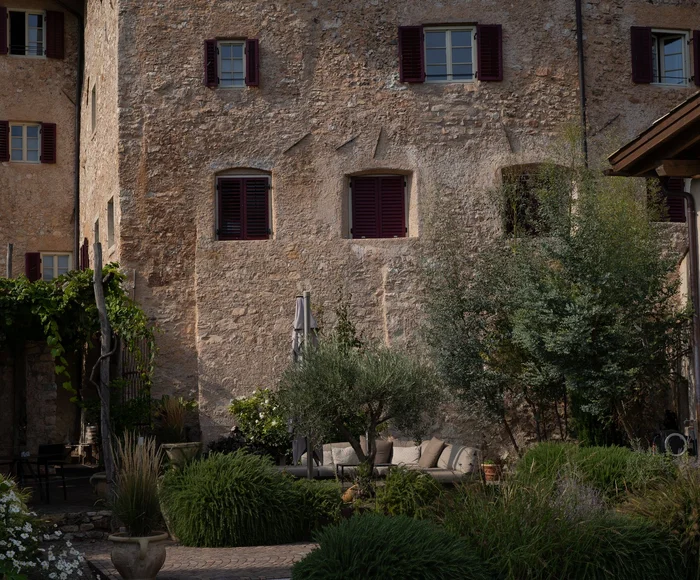 Historische Fassade des Ansitz Romani mit Garten – Hotel in Tramin, Südtirol