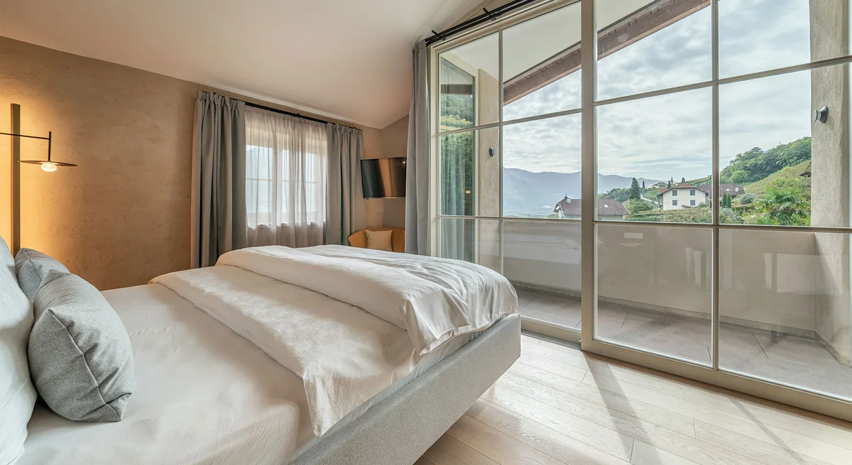 Suite IV Minerva: Schlafzimmer mit Zugang zum Balkon – Ansitz Romani in Tramin, Südtirol