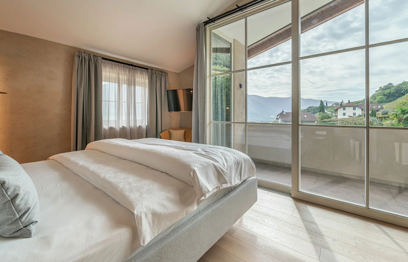 Suite IV Minerva: Schlafzimmer mit Zugang zum Balkon – Ansitz Romani in Tramin, Südtirol
