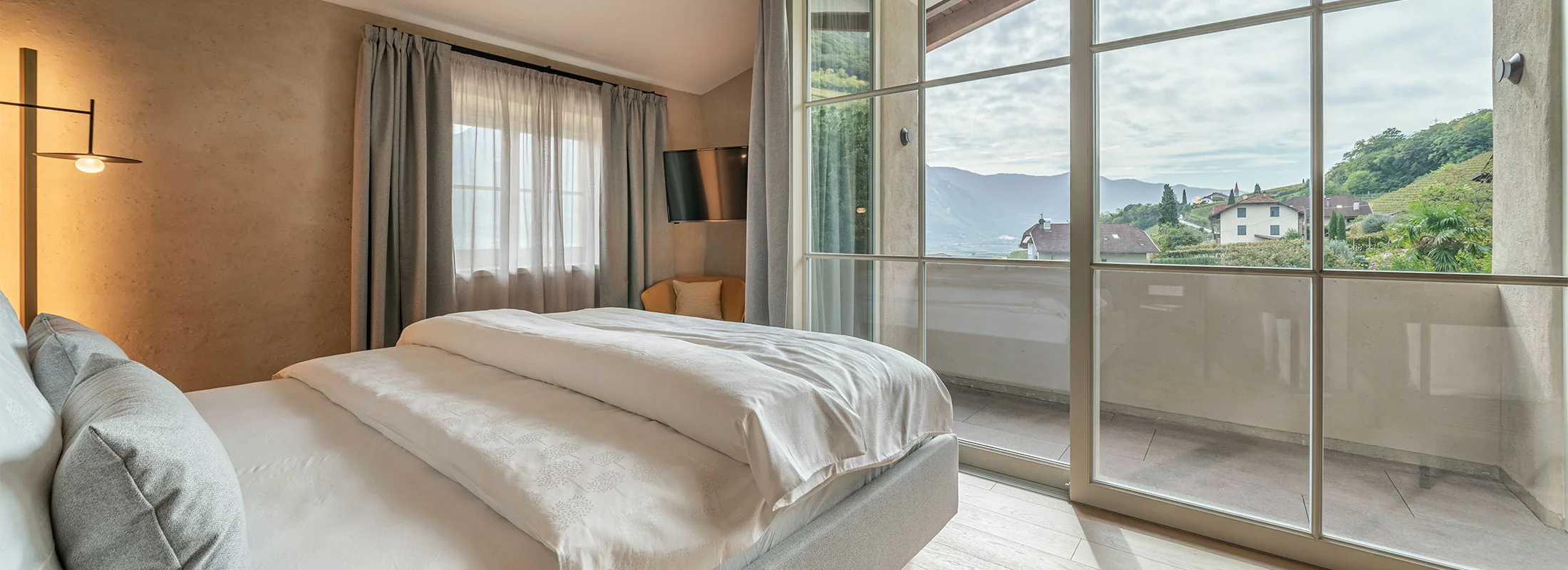 Suite IV Minerva: Schlafzimmer mit Zugang zum Balkon – Ansitz Romani in Tramin, Südtirol