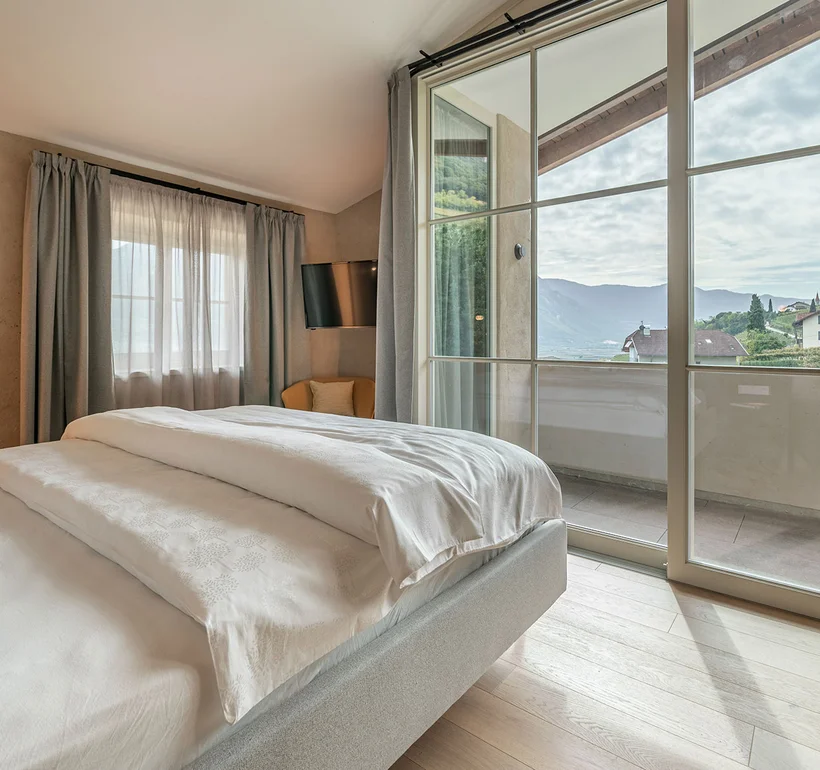 Suite IV Minerva: Schlafzimmer mit Zugang zum Balkon – Ansitz Romani in Tramin, Südtirol
