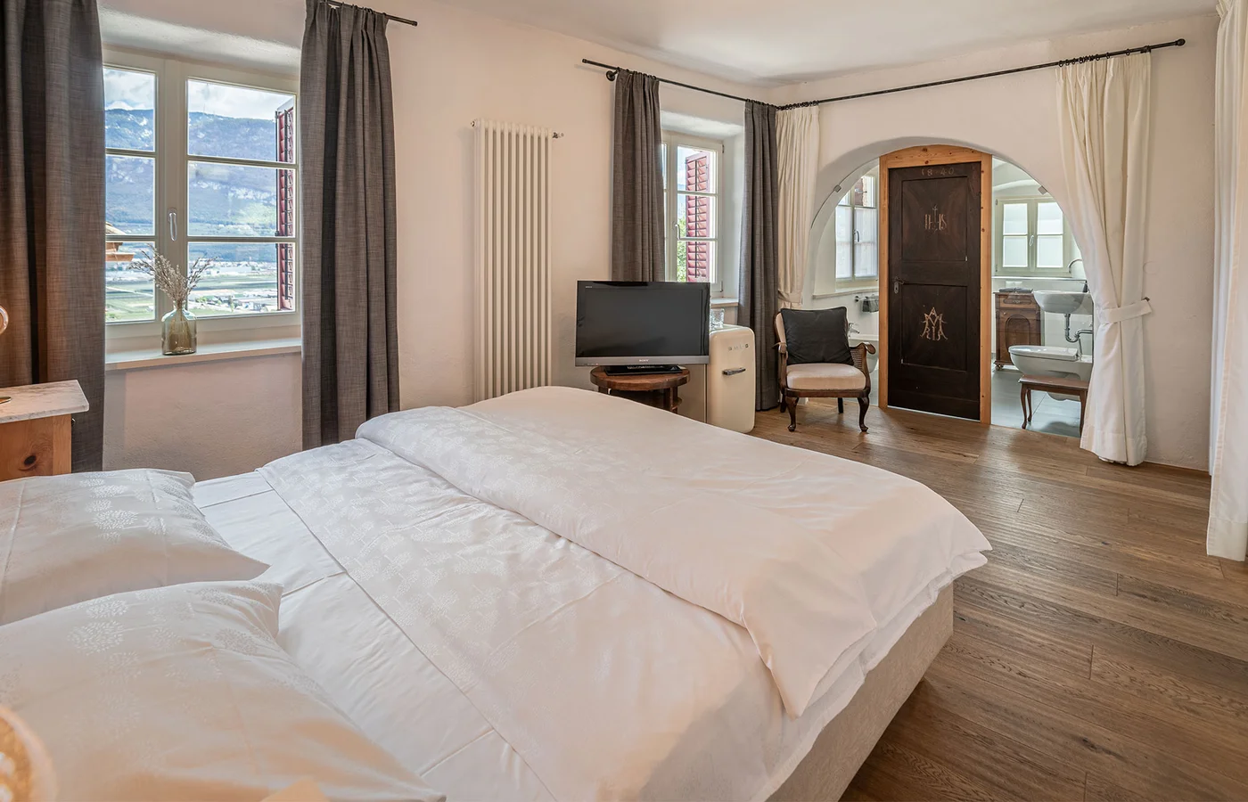 Zimmer II Fortuna im Ansitz Romani: Doppelzimmer mit Spiegel – Zimmer in Tramin, Südtirol