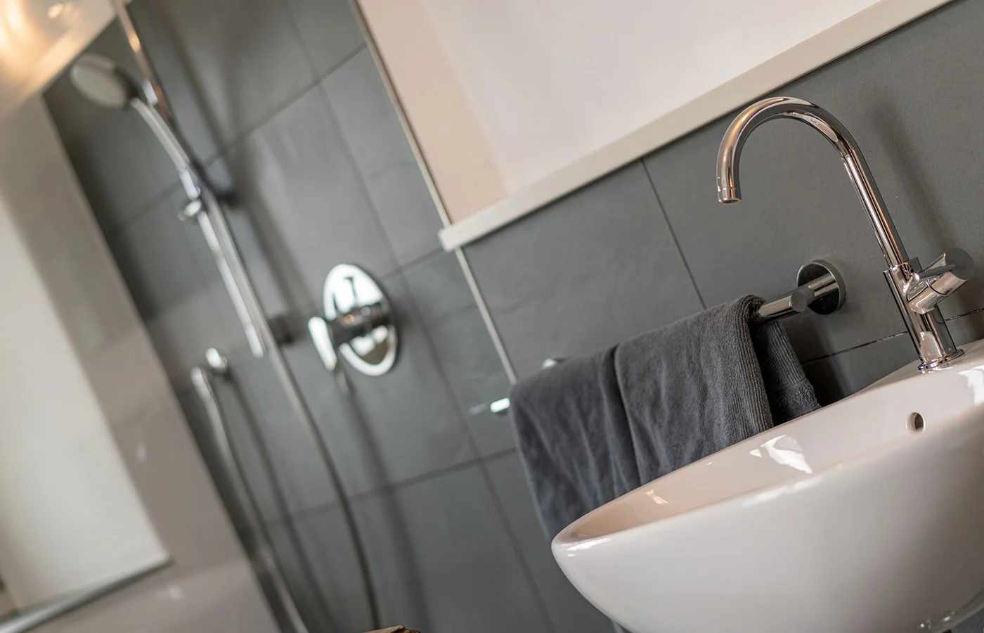 Zimmer II Fortuna: Badezimmer mit Dusche und Waschbecken – Ansitz Romani in Tramin, Südtirol