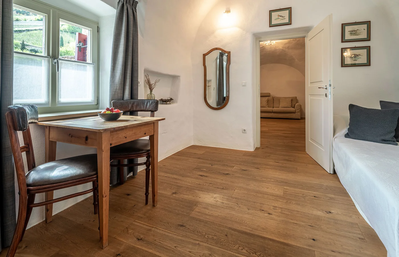 Zimmer I Somnus: Schreibtisch am Fenster – Zimmer im Ansitz Romani in Tramin, Südtirol