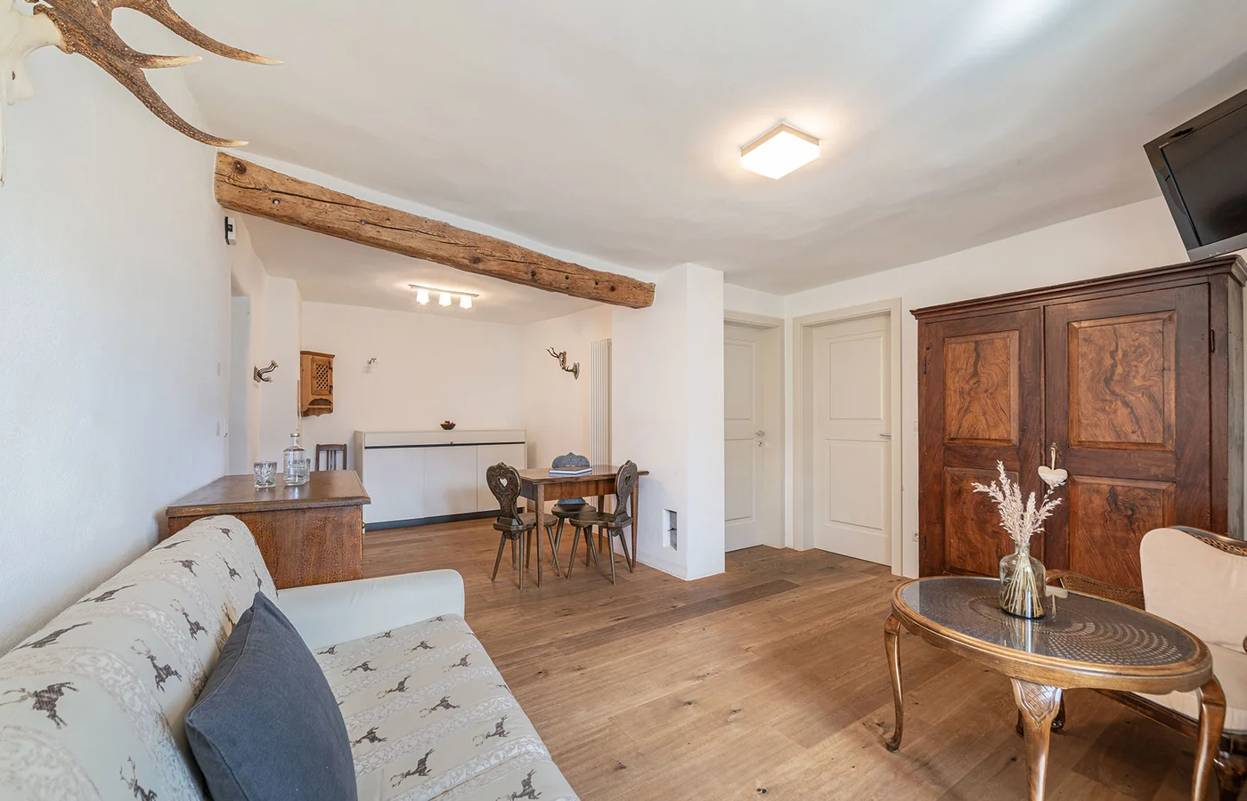 Appartement IV Apollo im Ansitz Romani: Wohnbereich mit Esstisch – Appartement in Tramin