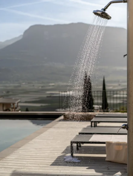 Außendusche am Bio-Pool des Ansitz Romani – Hotel in Tramin, Südtirol