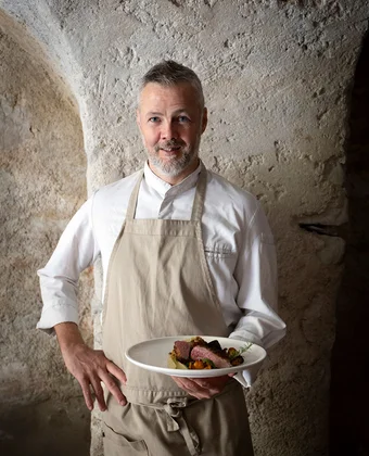 Küchenchef Armin Pernstich präsentiert ein Gericht – Haubenrestaurant Ansitz Romani, Tramin