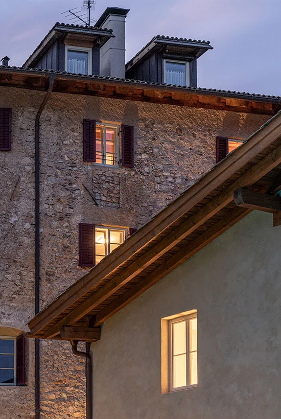 Historischer Ansitz Romani in Tramin bei Dämmerung – Hotel in Südtirol