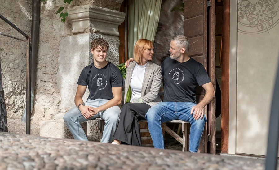 Gastgeberfamilie Pernstich vor dem Ansitz Romani – Hotel in Tramin, Südtirol