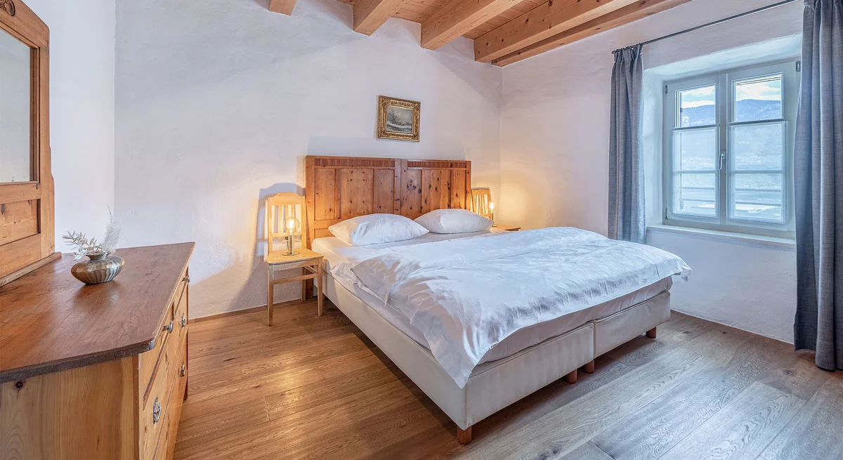 Appartement VIII Apollo: Schlafzimmer mit Doppelbett – Ansitz Romani in Tramin, Südtirol