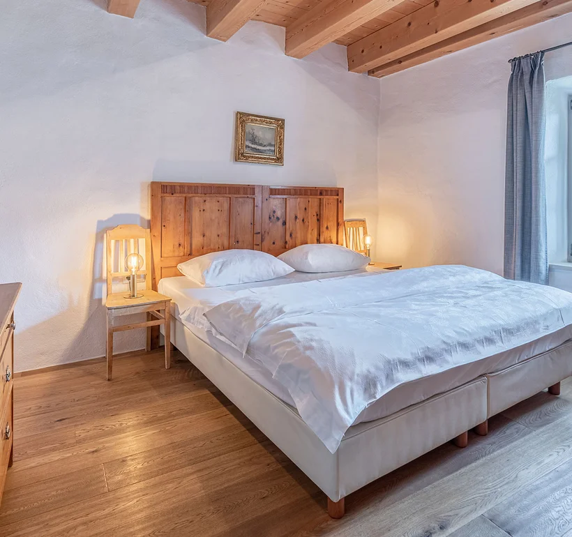 Appartement VIII Apollo: Schlafzimmer mit Doppelbett – Ansitz Romani in Tramin, Südtirol