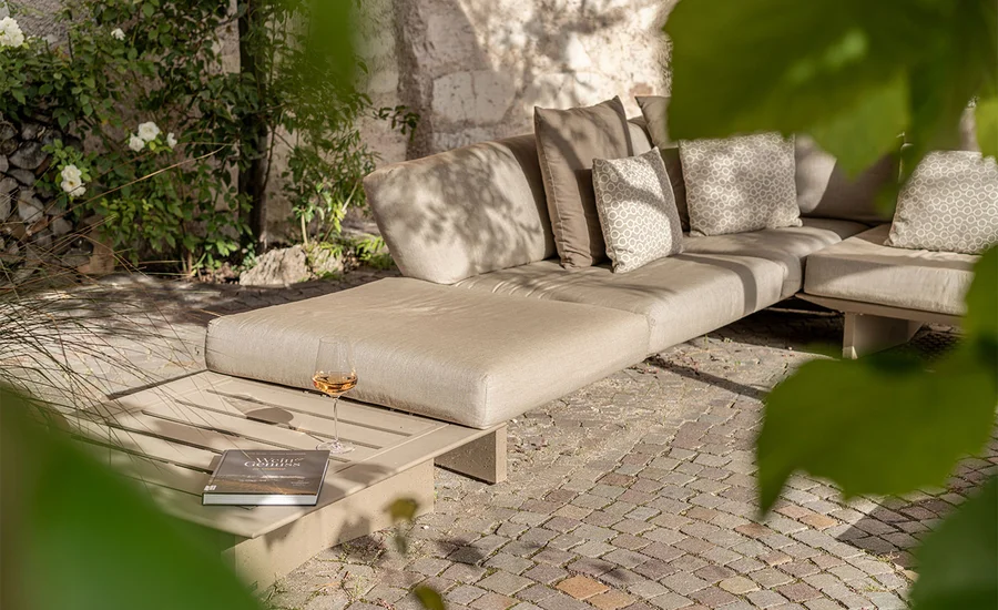 Sitzbereich im Garten des Ansitz Romani – Hotel in Tramin, Südtirol