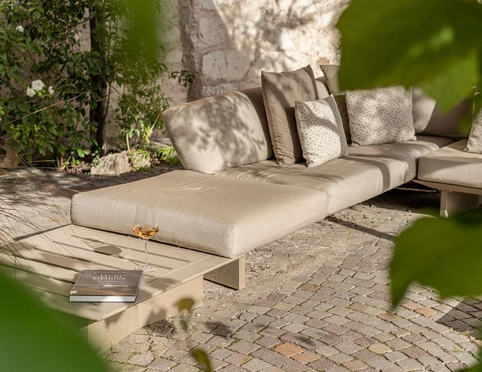 Sitzbereich im Garten des Ansitz Romani – Hotel in Tramin, Südtirol