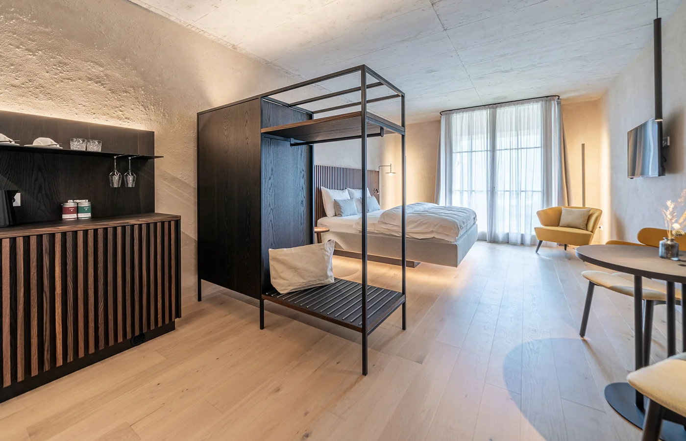Suite III Minerva: Wohn- und Schlafbereich – Suite im Ansitz Romani in Tramin, Südtirol