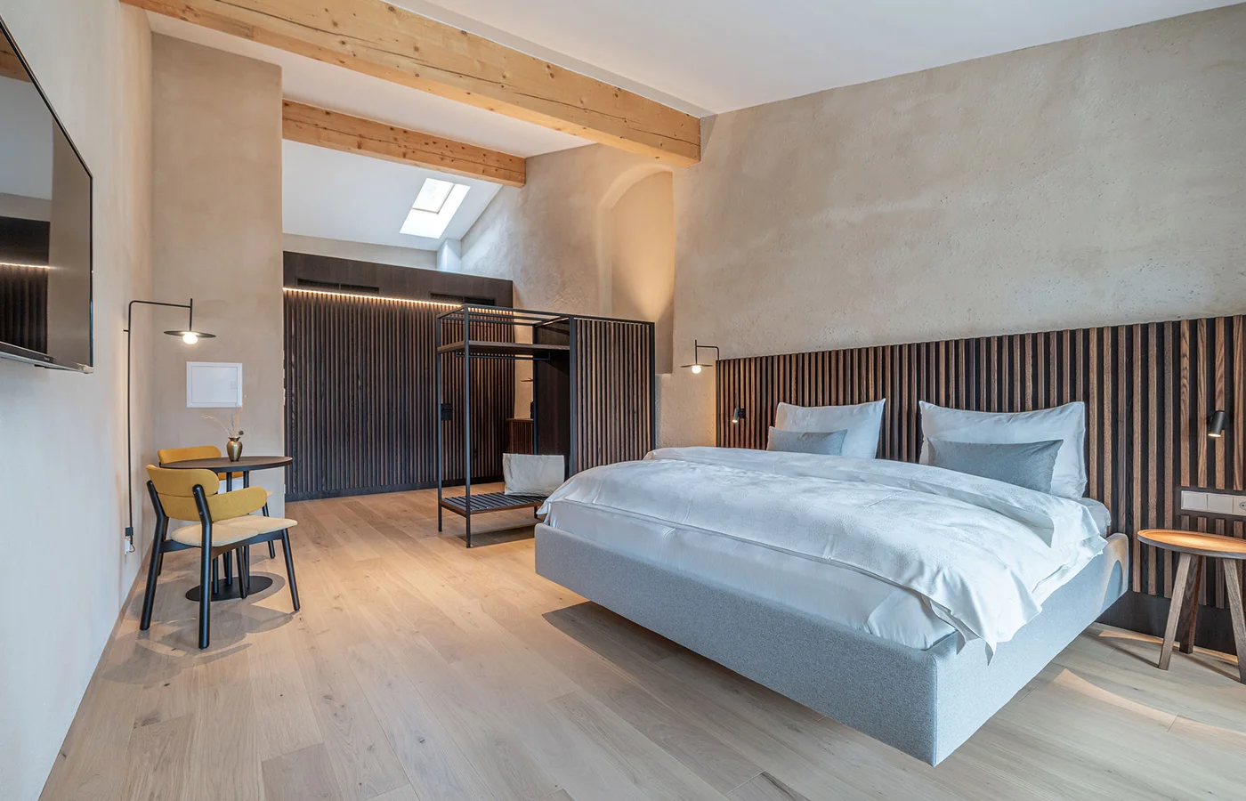 Suite V Minerva: Schlafzimmer mit Sitzbereich – Ansitz Romani in Tramin, Südtirol
