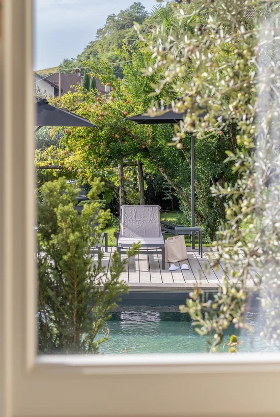 Blick aus dem Zimmer auf den Bio-Pool des Ansitz Romani – Hotel in Tramin, Südtirol