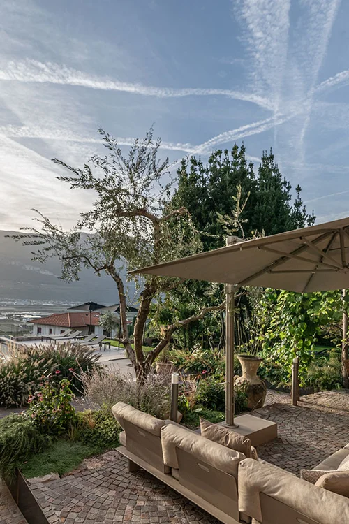 Gartenbereich des Ansitz Romani mit Blick auf Tramin – Hotel in Südtirol