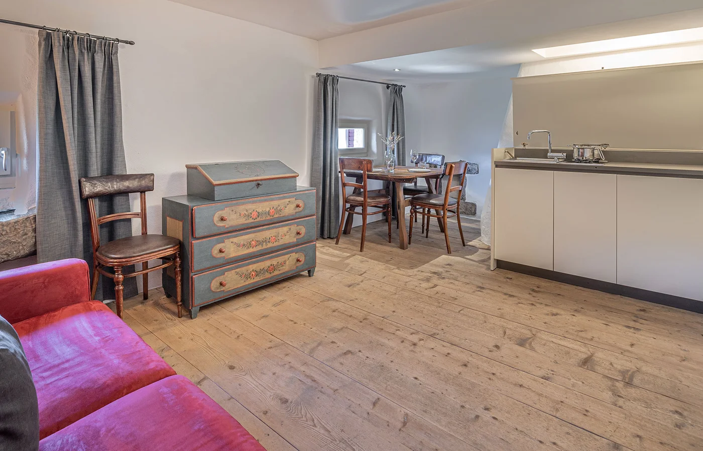 Appartement IX Apollo: Wohnbereich mit Sofa und Küche – Ansitz Romani in Tramin, Südtirol