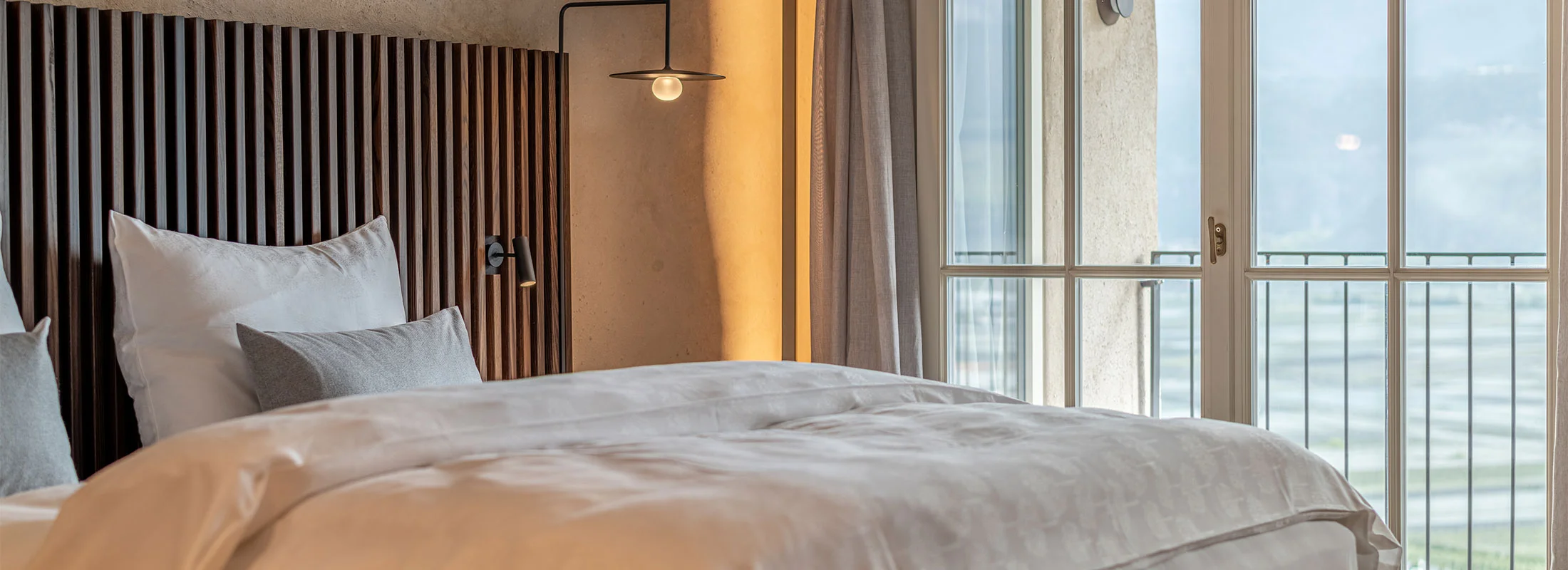 Suite V Minerva: Doppelbett am Fenster – Ansitz Romani in Tramin, Südtirol