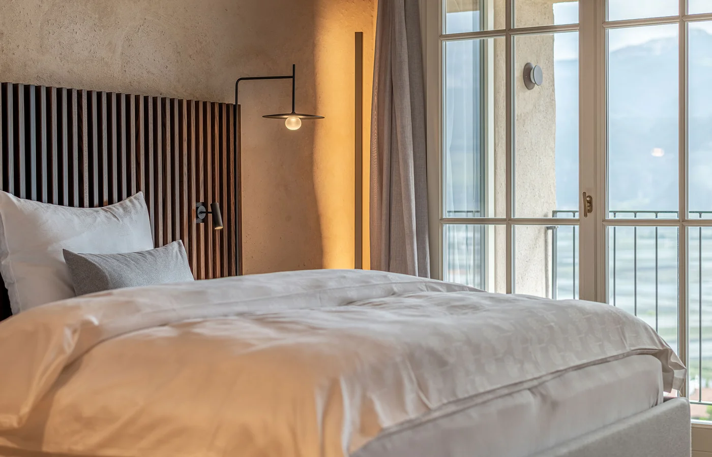 Suite V Minerva: Doppelbett am Fenster – Ansitz Romani in Tramin, Südtirol