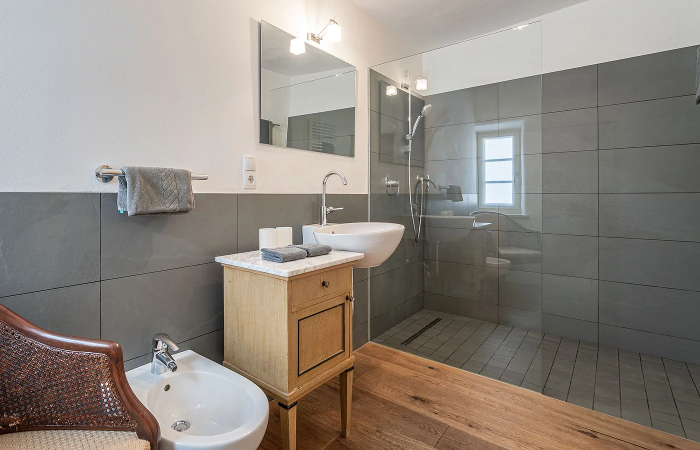 Zimmer VII Fortuna: Badezimmer mit Waschbecken und Bidet – Ansitz Romani in Tramin, Südtirol
