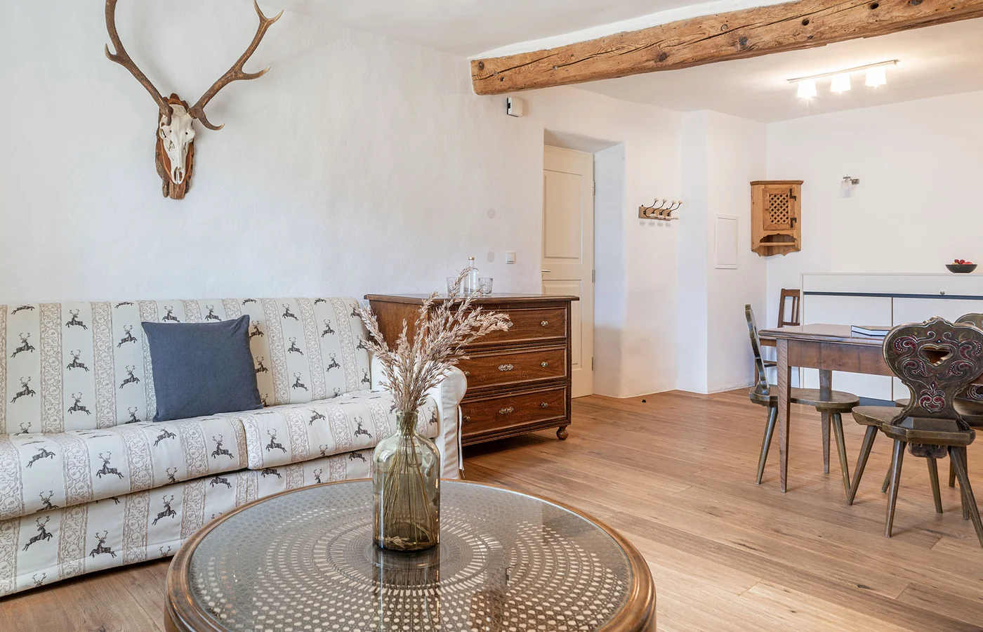 Appartement IV Apollo: Wohnzimmer mit Sofa und Hirschgeweih – Ansitz Romani in Tramin, Südtirol