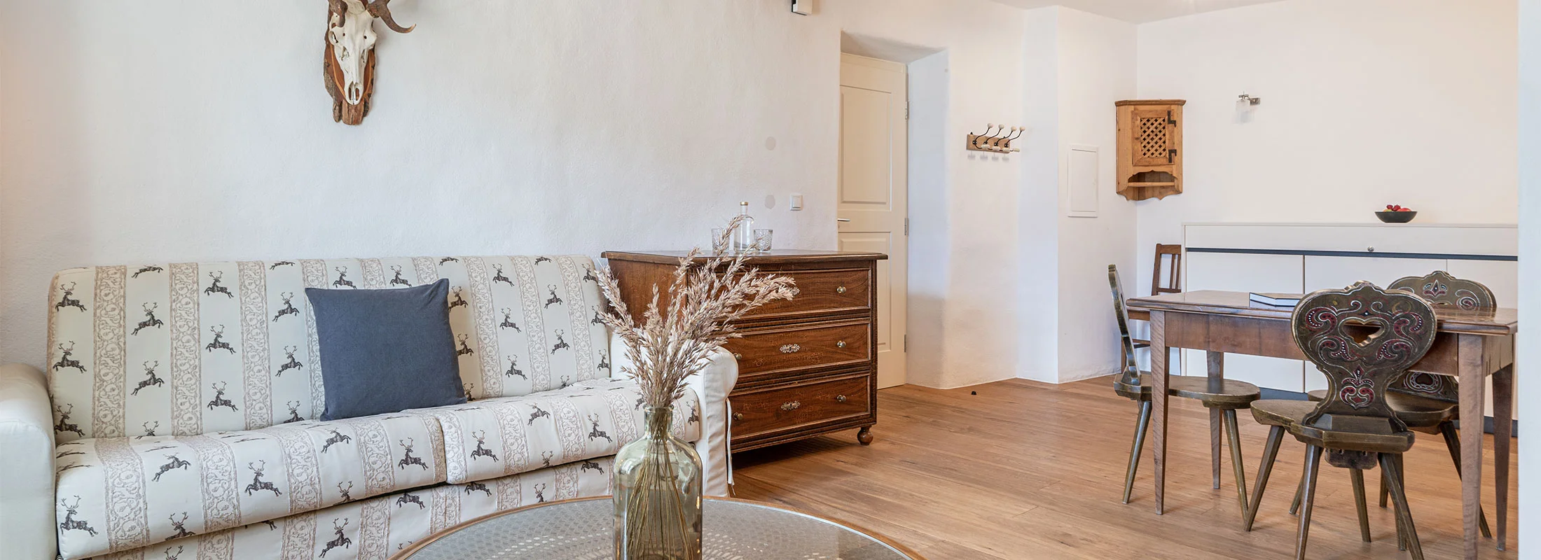 Appartement IV Apollo: Wohnzimmer mit Sofa und Hirschgeweih – Ansitz Romani in Tramin, Südtirol