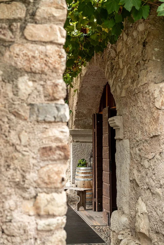Steinbogen und Durchgang im historischen Ansitz Romani – Tramin, Südtirol