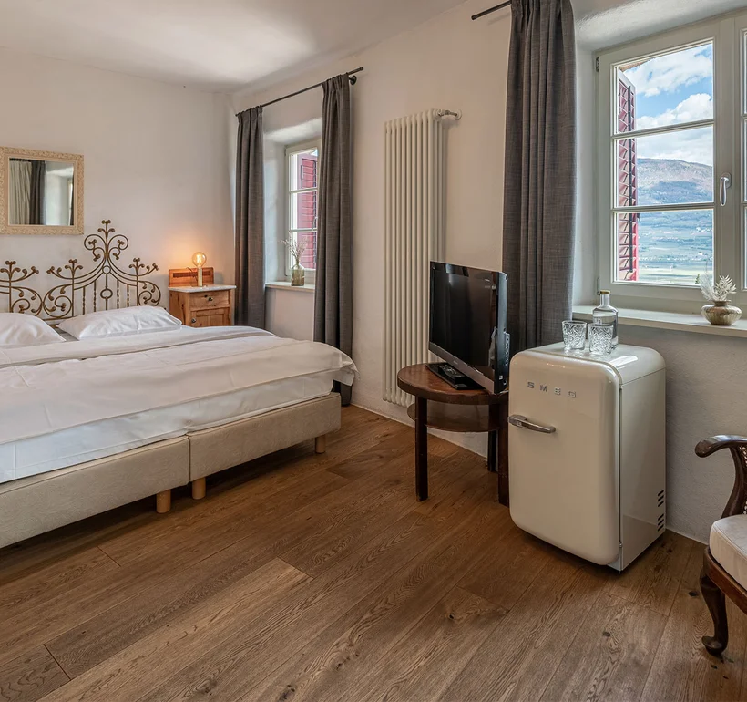Zimmer II Fortuna: Doppelbett mit Schmiedeeisen-Kopfteil – Ansitz Romani in Tramin, Südtirol