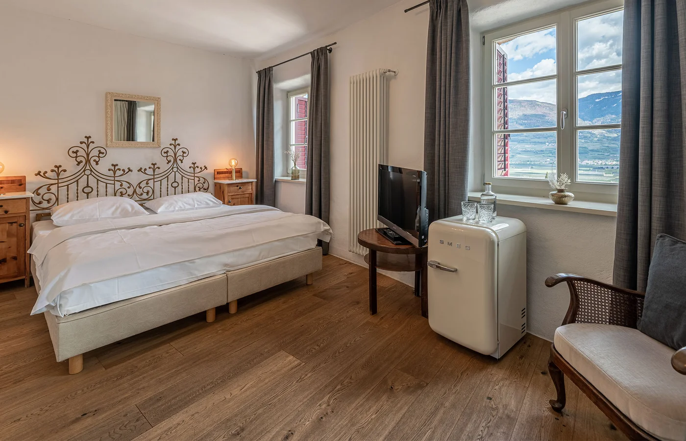 Zimmer II Fortuna: Doppelbett mit Schmiedeeisen-Kopfteil – Ansitz Romani in Tramin, Südtirol